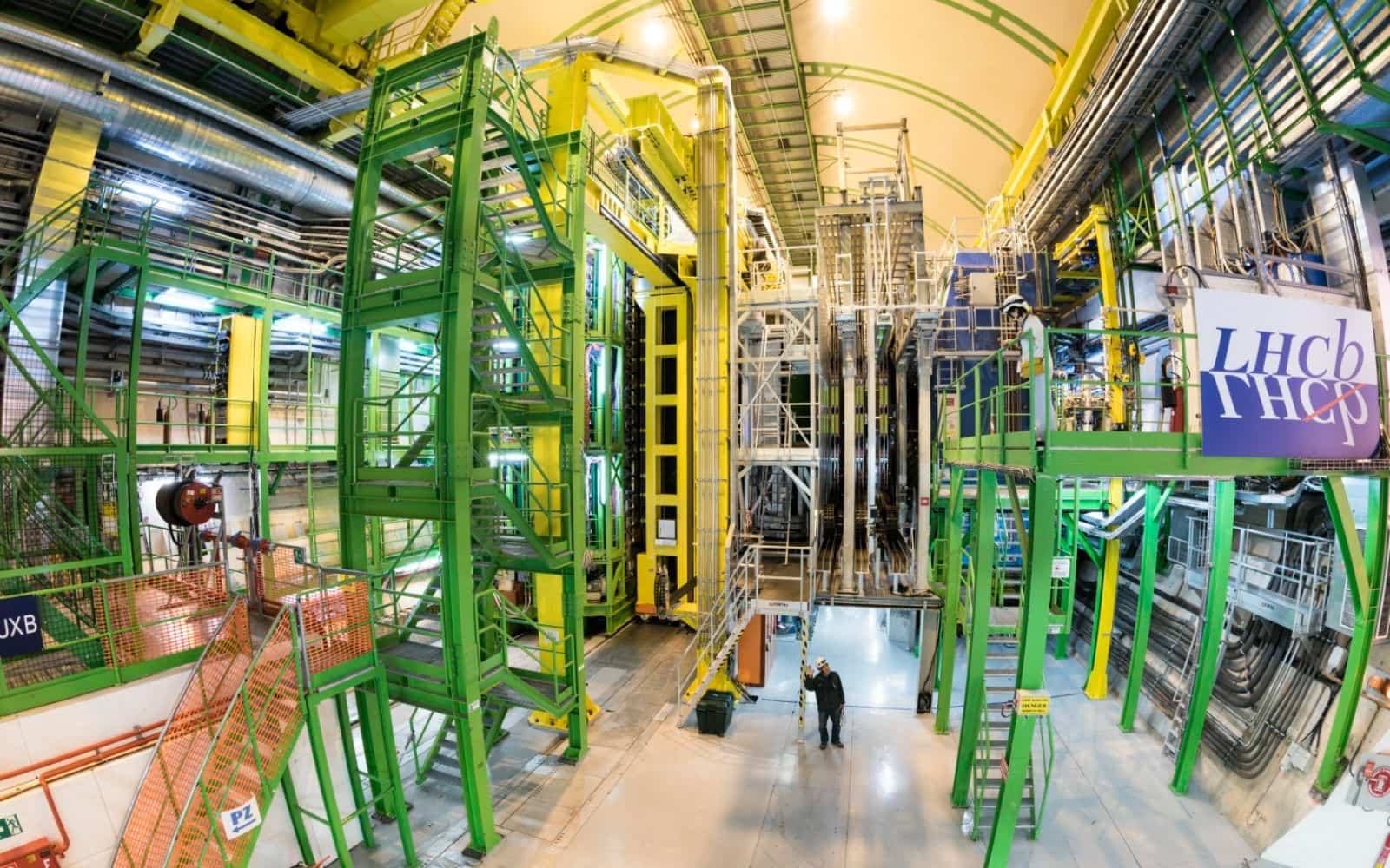 LHCb experiment at CERN (©CERN)
