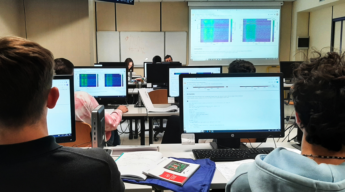 Studenti e studentesse durante una masterclass del progetto FERMI