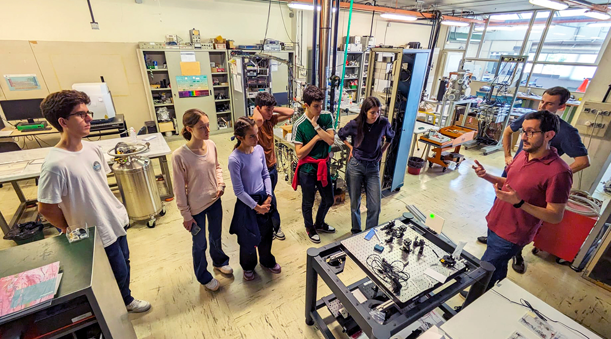 Studenti in laboratorio con Lab2Go