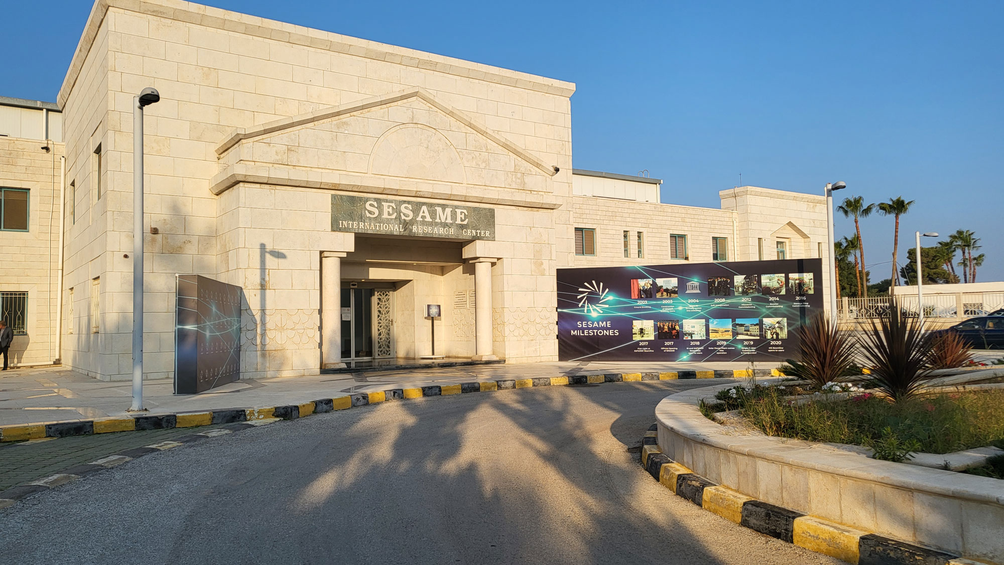 SESAME (Synchrotron-light for Experimental Science and Applications in the Middle East), Ingresso della sala principale (©SESAME)