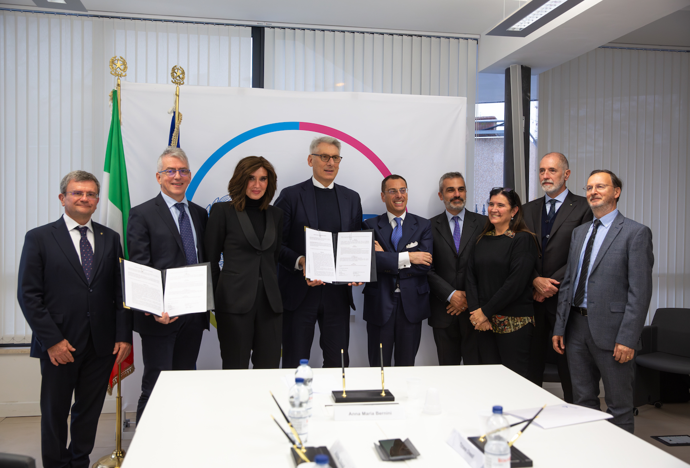 Fotografia del momento della firma dell'accordo