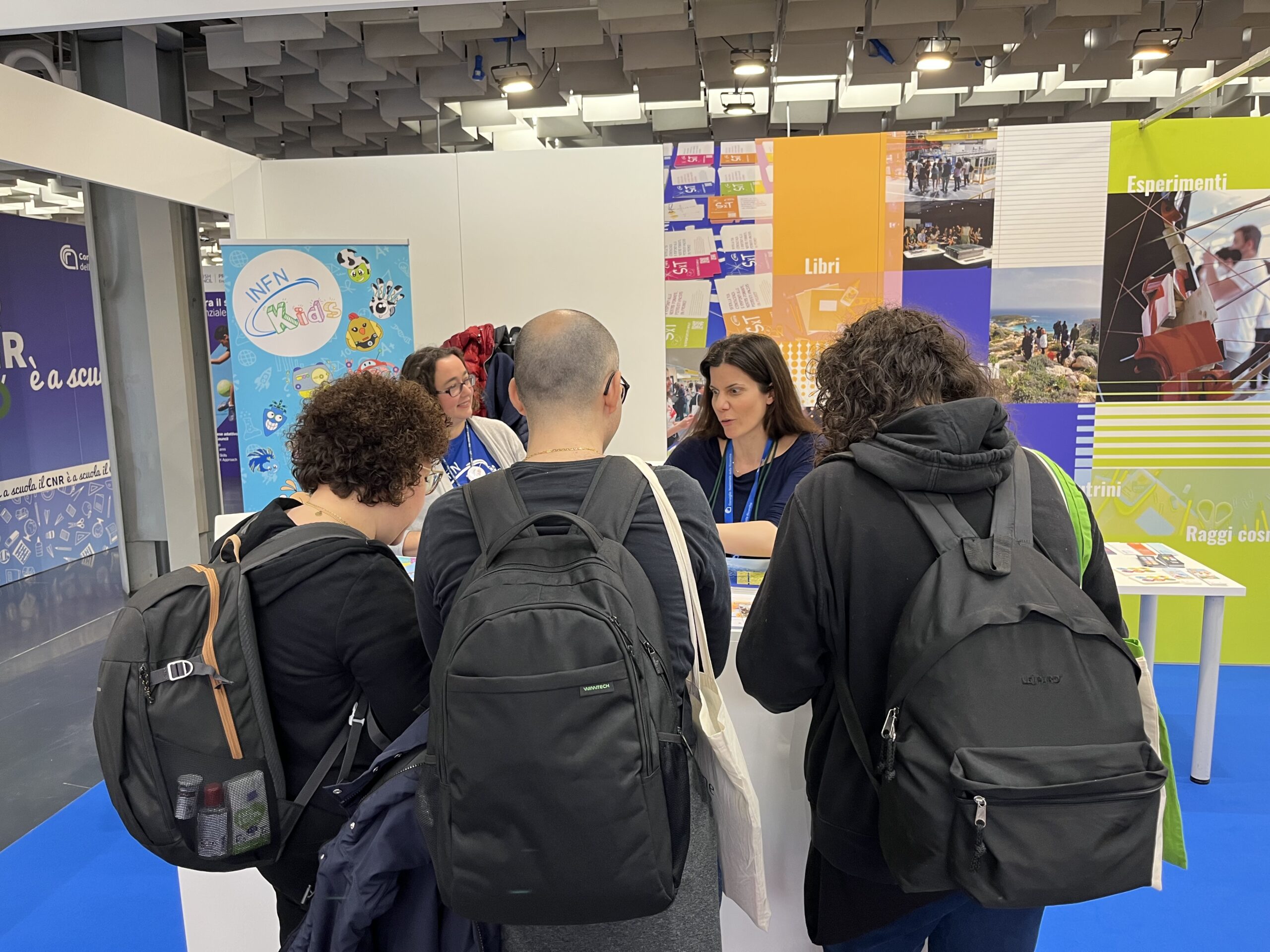 Il team di ricercatori INFN presso lo stand INFN alla Fiera Didacta 2025