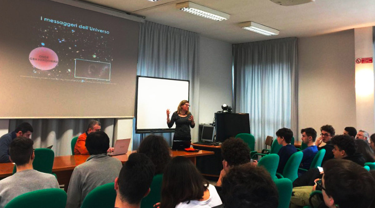 Studenti e studentesse durante una Masterclass di Fermi