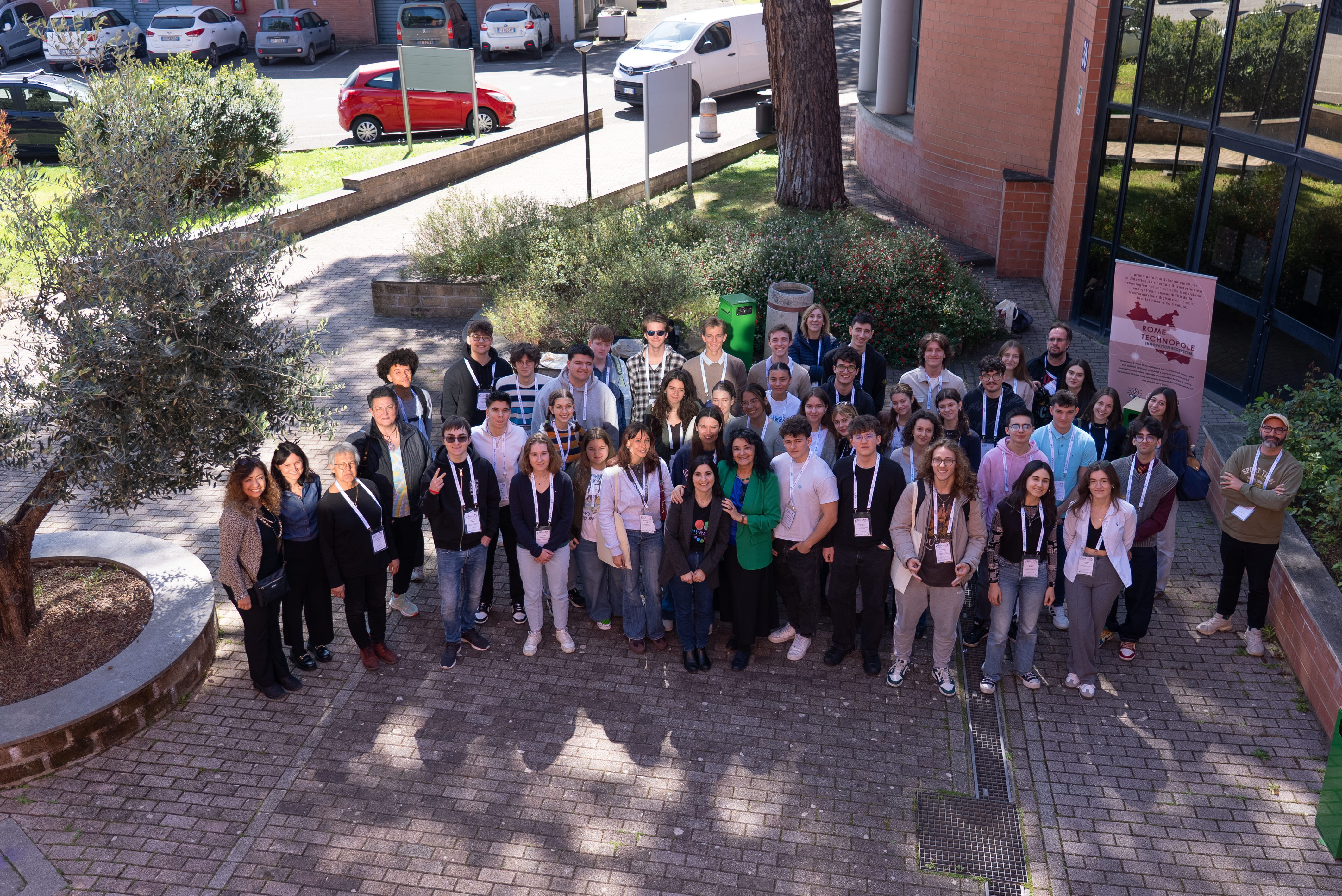 Foto di gruppo delle studentesse e degli studenti della scuola INSPYRE 2025