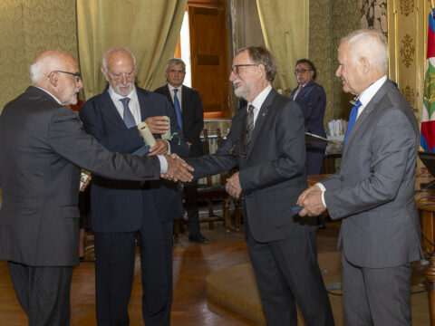 Ronaldo Bellazzini (INFN) ed Enrico Costa (INAF) con il Presidente dell'Accademia Nazionale dei Lincei Roberto Antonelli durante la cerimonia di premiazione del Premio Internazionale Antonio Feltrinelli