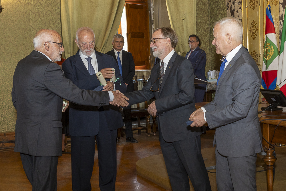 Ronaldo Bellazzini (INFN) ed Enrico Costa (INAF) con il Presidente dell'Accademia Nazionale dei Lincei Roberto Antonelli durante la cerimonia di premiazione del Premio Internazionale Antonio Feltrinelli