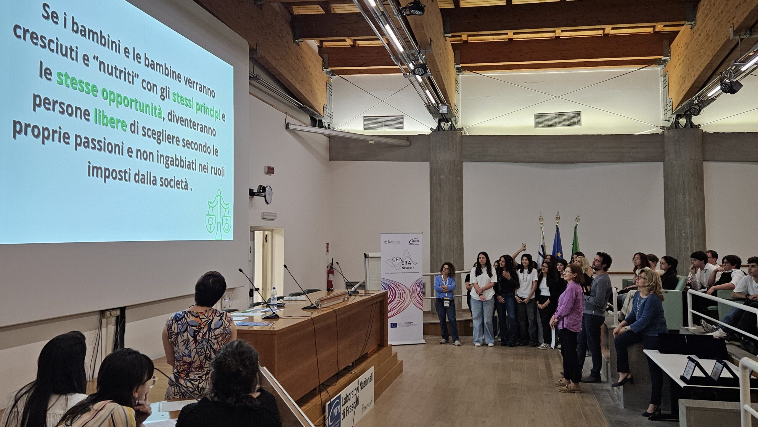 Studentesse e studenti ai Laboratori Nazionali di Frascati dell'INFN per la premiazione di GENERA