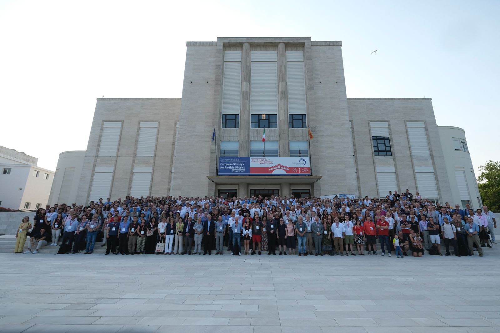 Foto di gruppo all'Open Symposium della Strategia Europea per la Fisica delle Particelle ospitato dall'INFN con il supporto del CERN al Lido di Venezia dal 23 al 27 giugno 2025