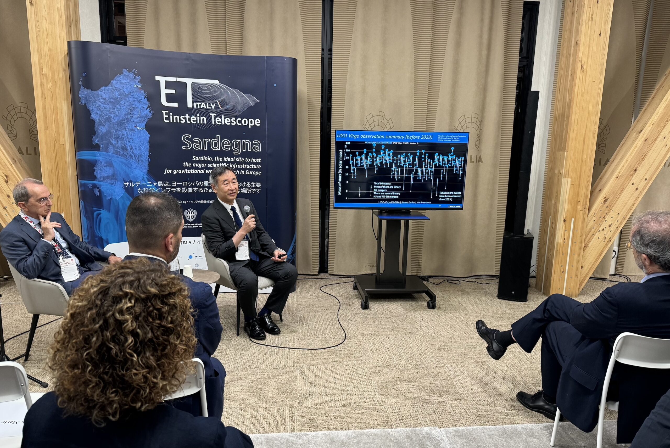 Il Premio Nobel Takaaki Kajita all'evento per Einstein Telescope e la collaborazione Italia-Giappone per la ricerca sulle onde gravitazionali, organizzato dall'INFN durante la settimana della Regione Sardegna a Expo2025 Osaka