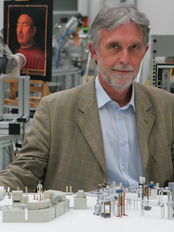 Pier Andrea Mandò al LABEC, il Laboratorio di tecniche nucleari per l'Ambiente e i Beni Culturali dell’INFN
