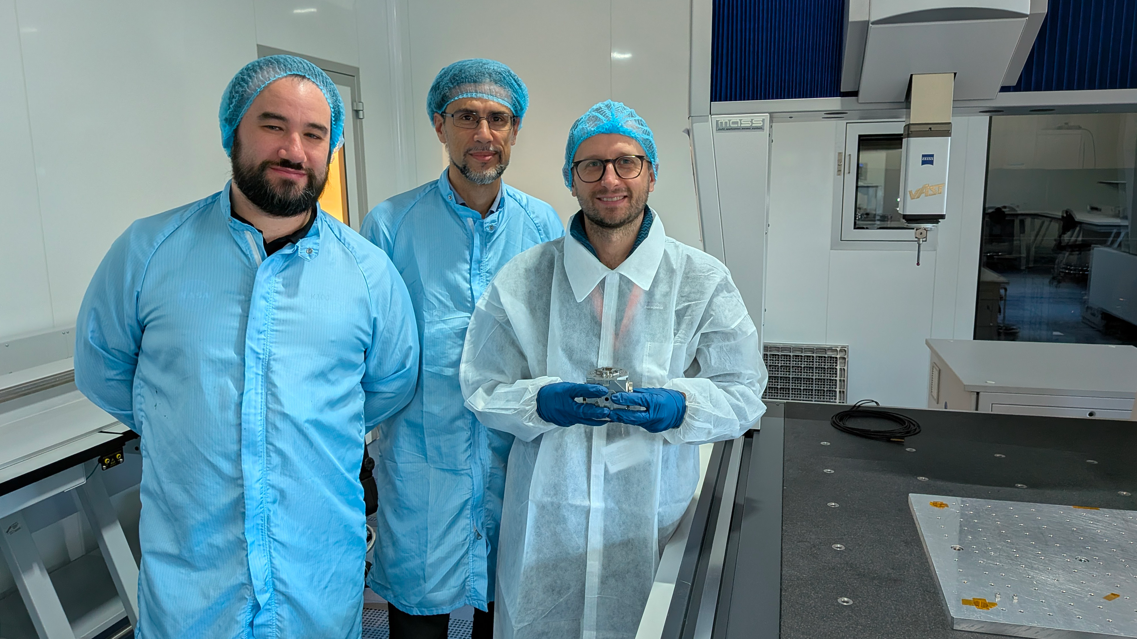 Il modello ingegneristico dell'electrode housing sviluppato per la missione spaziale dell'ESA LISA con Riccardo Freddi e Andrea Moroni (OHB Italia) e Carlo Zanoni (INFN-TIFPA), da sinistra a destra.