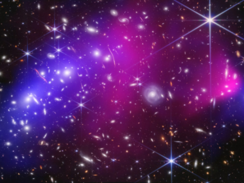 The central region of the Bullet Cluster observed by the Webb telescope in infrared and by Chandra in X-rays: galaxies and stars are visible, hot gas is shown in pink, and dark matter is mapped in blue. ©Nasa, Esa, Csa, StscI, Cxc