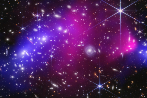 The central region of the Bullet Cluster observed by the Webb telescope in infrared and by Chandra in X-rays: galaxies and stars are visible, hot gas is shown in pink, and dark matter is mapped in blue. ©Nasa, Esa, Csa, StscI, Cxc