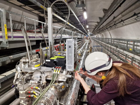 Ricerca di nuova fisica: dai cristalli curvi un possibile nuovo approccio Una ricercatrice al lavoro sul rivelatore TWOCRYST nel tunnel dell'LHC (foto: Sune Jakobsen)