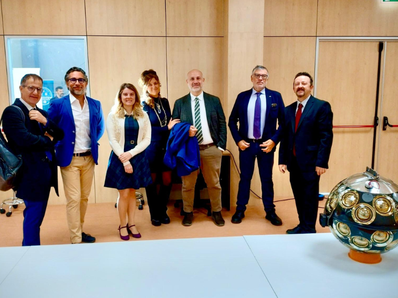 Cerimonia di inaugurazione del laboratorio INTEGRA. In primo piano uno dei Digital Optical Module (DOM) di KM3NeT.