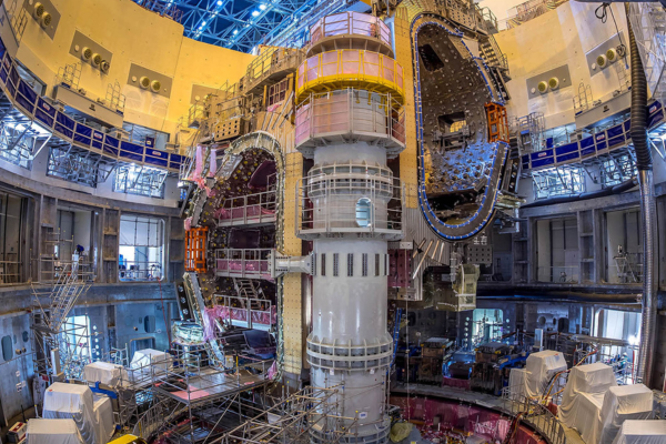 Ripresa grandangolare dell'installazione del modulo settoriale n. 5 all’interno della fossa del tokamak di ITER. ©ITER