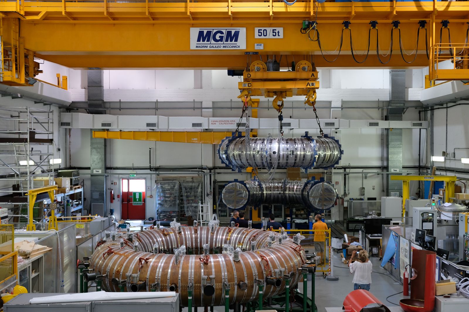 Handling of the mechanical structure of the RFX-mod experiment