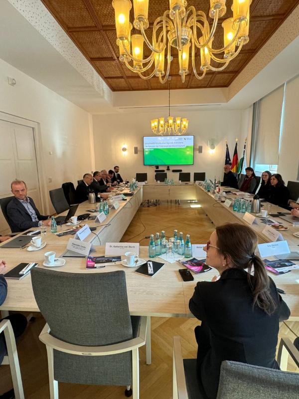 L'immagine mostra un momento dell'incontro di Dresda tra la delegazione italiana e quella sassone per discutere della collaborazione nel progetto Einstein Telescope