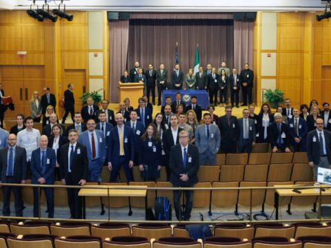 L'immagine mostra le delegazioni statunitense e italiana durante l'incontro a Washington