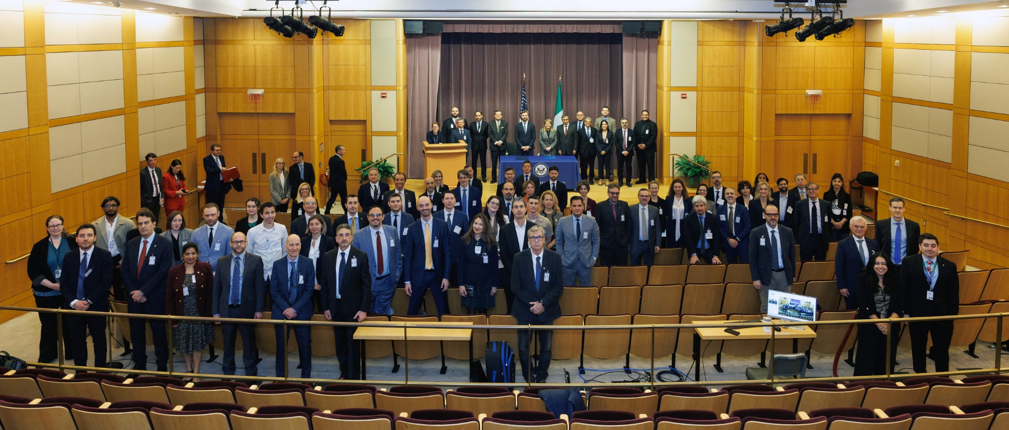 L'immagine mostra le delegazioni statunitense e italiana durante l'incontro a Washington
