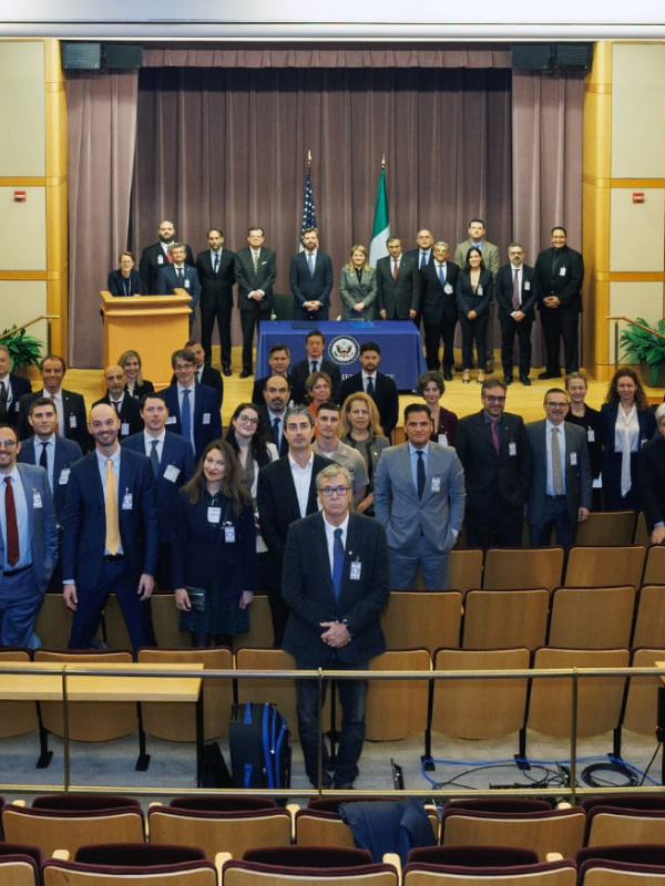 L'immagine mostra le delegazioni statunitense e italiana durante l'incontro a Washington