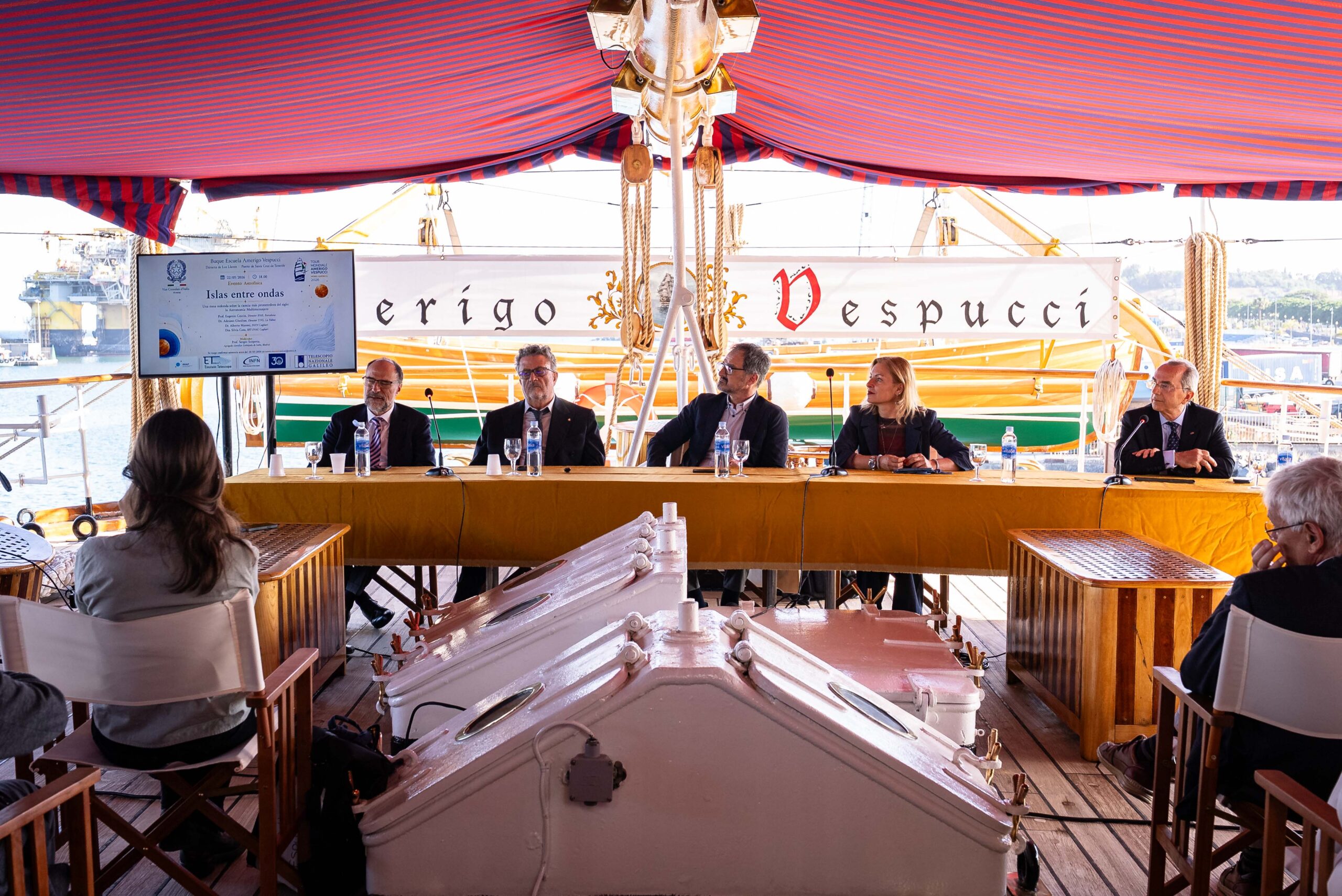 Un momento della tavola rotonda “Islas entre las ondas” a bordo di Nave Vespucci. ©Marina Militare