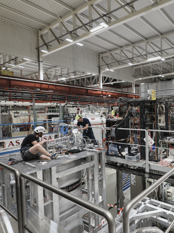 Una panoramica dell'esperimento Alpha al CERN durante la fase di assemblaggio