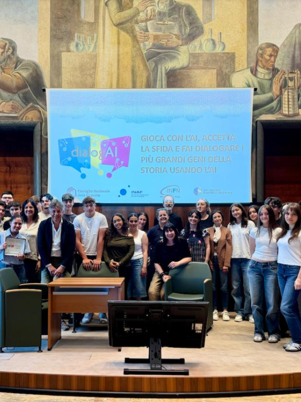Organizzatori, organizzatrici, studenti e studentesse all'evento finale di premiazione di DialogAI
