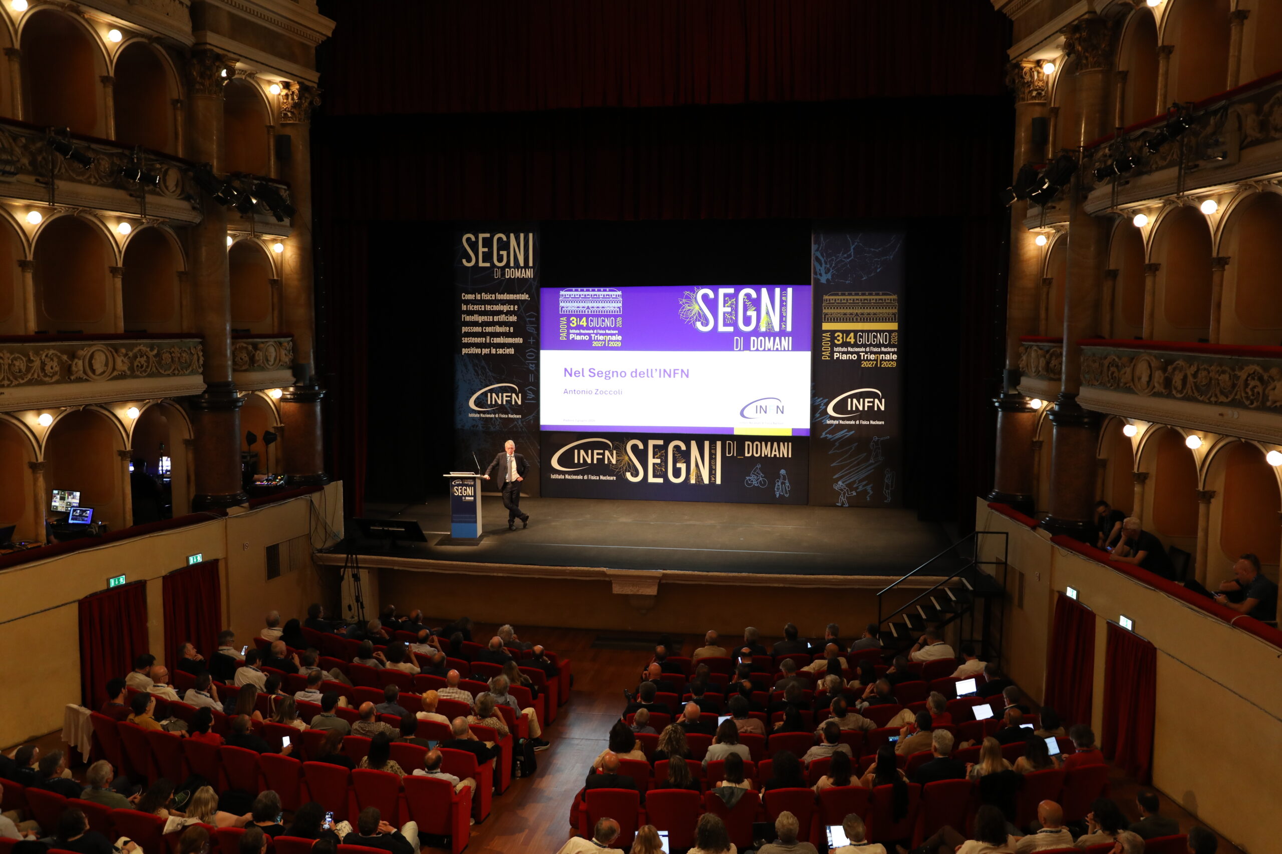 Un momento della presentazione del presidente dell'INFN Antonio Zoccoli durante Giornate del Piano Triennale dell'INFN 2027-2029 che si sono tenute al Teatro Verdi di Padova
