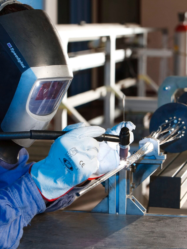 Progetto SURE. Tecnico di ASG Superconductors al lavoro sul cavo superconduttivo negli stabilimenti di Genova ©ASG Superconductors